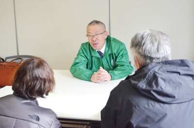 写真：市民の相談に応じる室蘭東ロータリークラブ会員