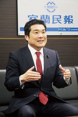 写真：特別国会に向けて意気込みを語る山岡氏