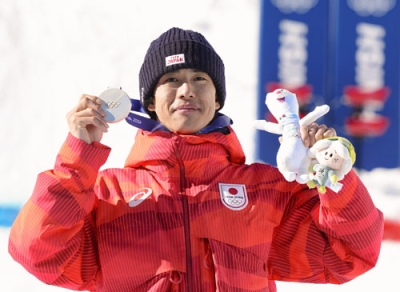 写真：ミラノ・コルティナ冬季五輪のフリースタイルスキー男子デュアルモーグルで銀メダルを獲得した堀島行真＝１５日、イタリア・リビーニョ（共同）