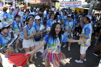 写真:15日、ブラジル・リオデジャネイロで演奏する日本のサンバチーム(共同)