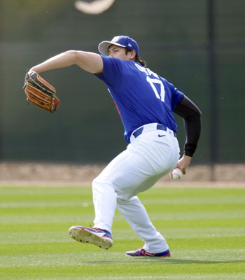 写真：キャッチボールするドジャース・大谷＝グレンデール（共同）