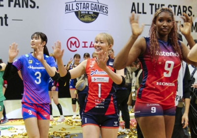 写真：バレーボールＳＶリーグ女子のオールスター戦で声援に応える大元朱菜（中央）＝ジーライオンアリーナ神戸