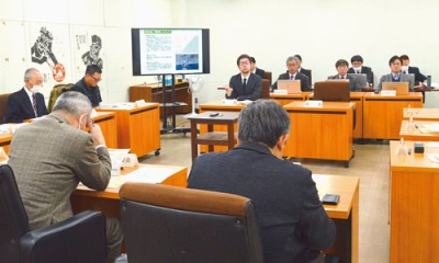 写真：眺望ポイントについて審議する委員たち