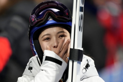 写真：女子個人ラージヒルを終え、取材対応中に涙を流す高梨沙羅＝プレダッツォ（共同）