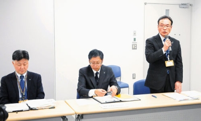 写真:独自事業を発表する牧野局長(右端)ら