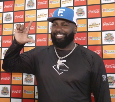 写真:練習後に取材に応じ、笑顔でポーズをとる日本ハムのレイエス=名護