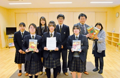 写真：とむとむノートを作成し寄贈した図書局員たち