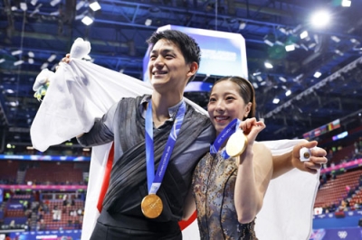 写真：ペアで金メダルを獲得した三浦璃来（右）、木原龍一組＝ミラノ（共同）