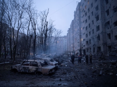 写真:ウクライナ東部ドネツク州でロシアの空爆を受けた建物=8日(ウクライナ軍提供・ロイター=共同)