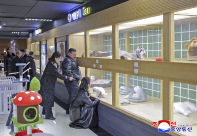 写真:平壌の和盛地区でペットショップを視察する北朝鮮の金正恩朝鮮労働党総書記(中央)と妻子=16日(朝鮮中央通信=共同)