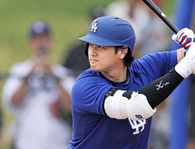 写真：実戦形式の練習で打席に立つドジャース・大谷＝グレンデール（共同）