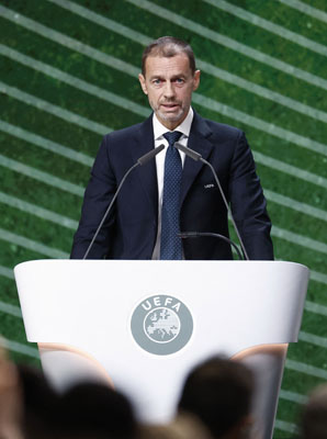 写真:欧州サッカー連盟(UEFA)総会で記者会見するチェフェリン会長=ブリュッセル(ロイター=共同)