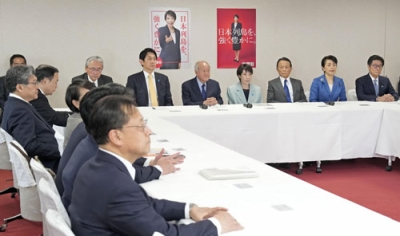 写真：自民党役員会に臨む高市首相（右から４人目）ら＝１７日午前、東京・永田町の党本部