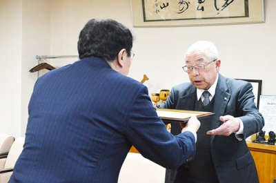 写真:小笠原市長から感謝状を受け取る三上会長(右)