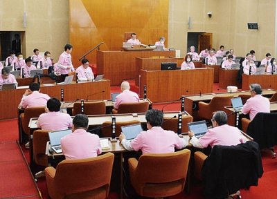 写真：ピンク色のＴシャツを着用して続開した本会議