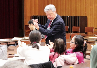 写真:手話で参加者とコミュニケーションを図った山田会長