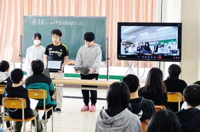 写真:青葉小の児童たちに自己紹介をする富岸小児童たち