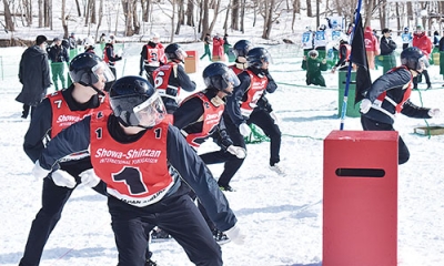 写真：試合開始のホイッスルの音で、雪球を手に敵陣へ駆け出す選手たち（昨年の様子）