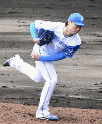 写真:中日との練習試合に登板した日本ハム・山崎=名護