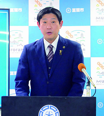 写真:2026年度予算案について説明する青山市長