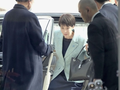 写真：首相官邸に入る高市首相＝１７日午前