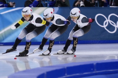 写真：ミラノ・コルティナ冬季五輪のスピードスケート女子団体追い抜き３位決定戦で滑走する（左から）高木美帆、野明花菜、佐藤綾乃。銅メダルを獲得した＝１７日、イタリア・ミラノ（共同）