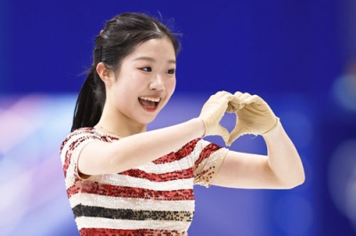 写真：女子ＳＰの演技を終え、カメラに向かいポーズをとる中井亜美＝ミラノ（共同）