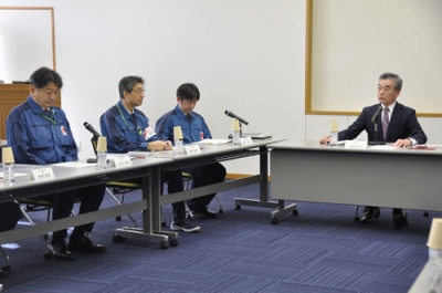 写真：ＫＫ運営会議の初会合であいさつする佐藤敏秀議長（右）。左端は東京電力ＨＤの小早川智明社長＝１８日午前、新潟県の柏崎刈羽原発