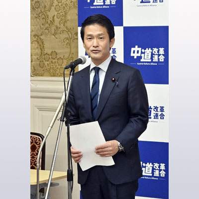 写真：中道改革連合の議員総会であいさつする小川淳也代表＝１８日午後０時２１分、国会