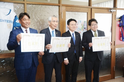 写真：感謝状を受けたＪＶの代表者ら