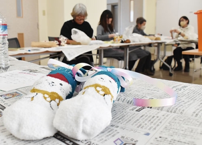 写真:靴下にドライハーブを詰めたシューズキーパー