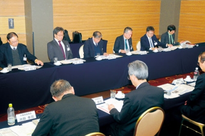 写真：人材不足への対応などについて意見を交わした懇談会