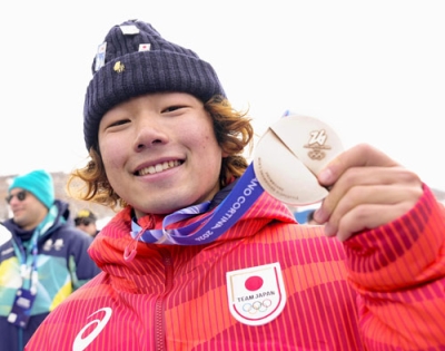 写真：ミラノ・コルティナ冬季五輪のスノーボード男子スロープスタイルで銀メダルを獲得し、笑顔を見せる長谷川帝勝＝１８日、イタリア・リビーニョ（共同）