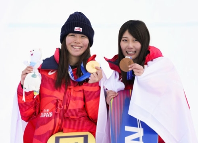 写真:女子スロープスタイルで金メダルを獲得した深田茉莉(左)と銅メダルの村瀬心椛=リビーニョ(共同)