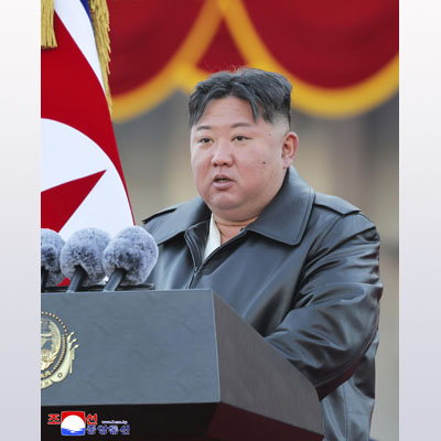 写真：軍需工業部門による超大型放射砲（多連装ロケット砲）の披露式典で演説する北朝鮮の金正恩朝鮮労働党総書記＝１８日、平壌（朝鮮中央通信＝共同）