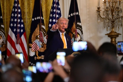 写真：１８日、ワシントンのホワイトハウスでスピーチするトランプ米大統領（ゲッティ＝共同）