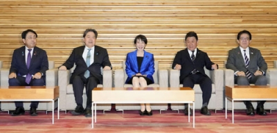 写真：臨時閣議に臨む（左から）赤沢経産相、林総務相、高市首相、茂木外相、金子国交相＝１９日午前、首相官邸