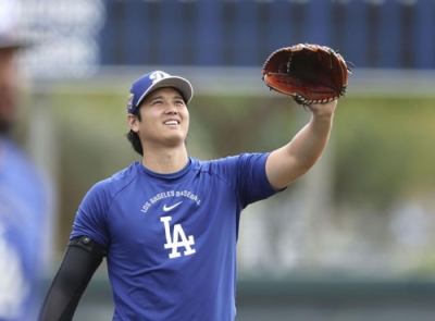 写真：守備練習の準備をするドジャース・大谷＝グレンデール（共同）