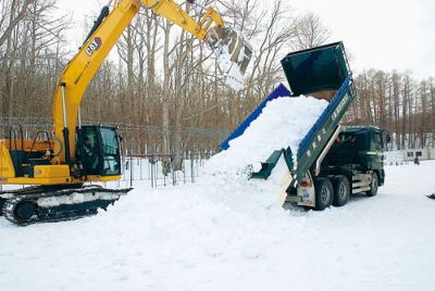 写真：特設会場に新雪を搬入する壮瞥町建設協会の大型車両