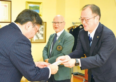 写真：小笠原市長（左）に目録を手渡す今野会長（右）、田中幹事