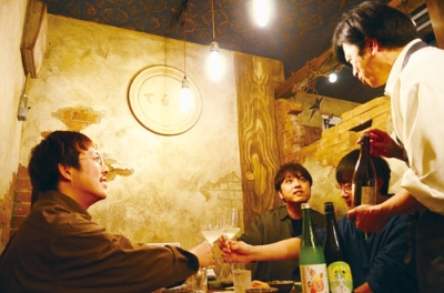 写真：宮本さんによる日本酒の説明に耳を傾ける参加者