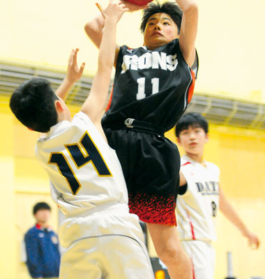 写真:ディフェンスに囲まれながらジャンプシュートを放つアイアンズ・久保田(中央)