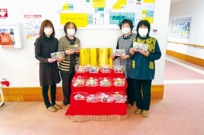 写真:かわいらしいひな人形を作った同会メンバー