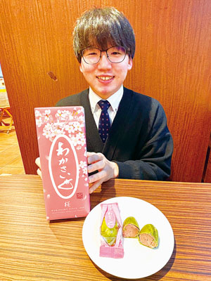 写真：春限定の新商品「わかさいも桜」をＰＲする高橋店長