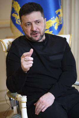 写真:ウクライナの首都キーウで共同通信との単独会見に応じるゼレンスキー大統領=19日(共同)