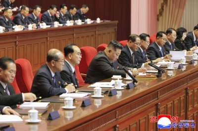 写真：５年に１度の重要会議、朝鮮労働党大会に臨む北朝鮮の金正恩党総書記（左から４人目）＝１９日、平壌（朝鮮中央通信＝共同）