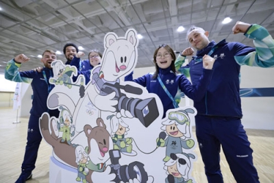 写真：ミラノ・コルティナ冬季五輪のメインプレスセンターで写真に納まるボランティア＝１月、イタリア・ミラノ（共同）