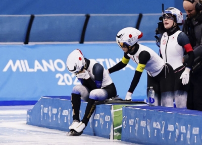 写真：スピードスケート女子団体追い抜き３位決定戦のレースを終え、手で顔を覆う野明花菜（左）に声をかける高木美帆。右は佐藤綾乃＝１７日、ミラノ（共同）