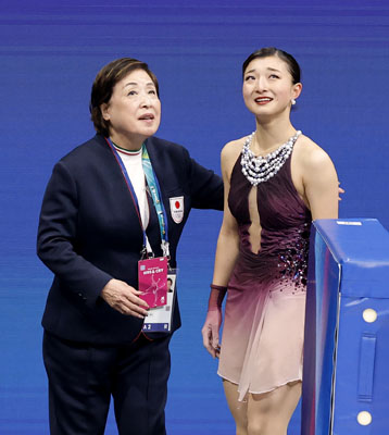 写真:ミラノ・コルティナ冬季五輪のフィギュアスケート女子フリーの演技を終え、中野園子コーチ(左)に迎えられる坂本花織=19日、イタリア・ミラノ(共同)