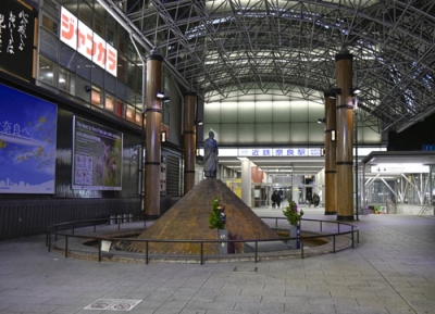 写真：人通りの少ない夜の近鉄奈良駅前＝奈良市